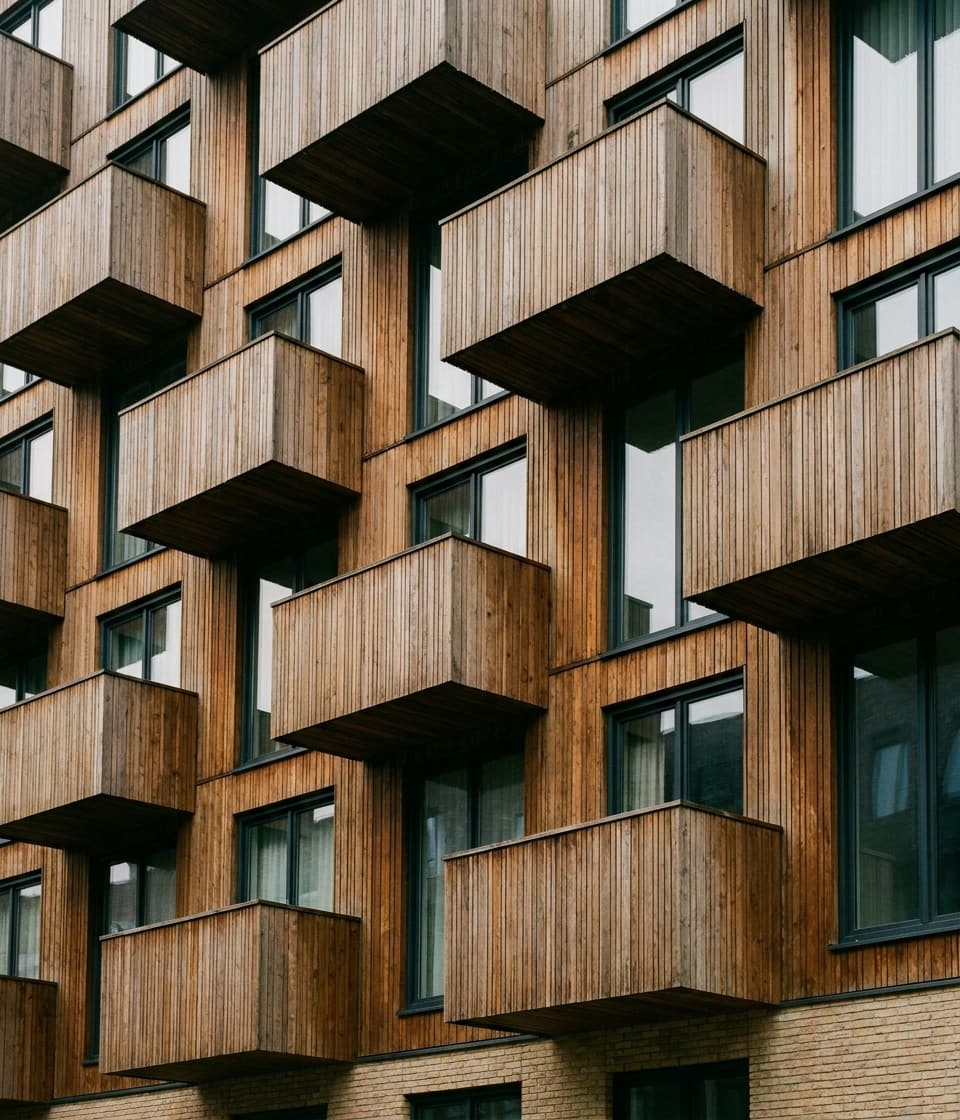 Conceptbeeld: ritme van balkons en kozijnen in een houten gevel..